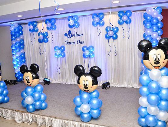 blue-mickey-mouse-themed-balloon-decoration-main_1660561961.webp