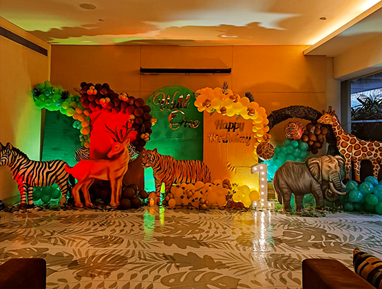 classy-jungle-themed-venue-decor-main_1660456541.webp